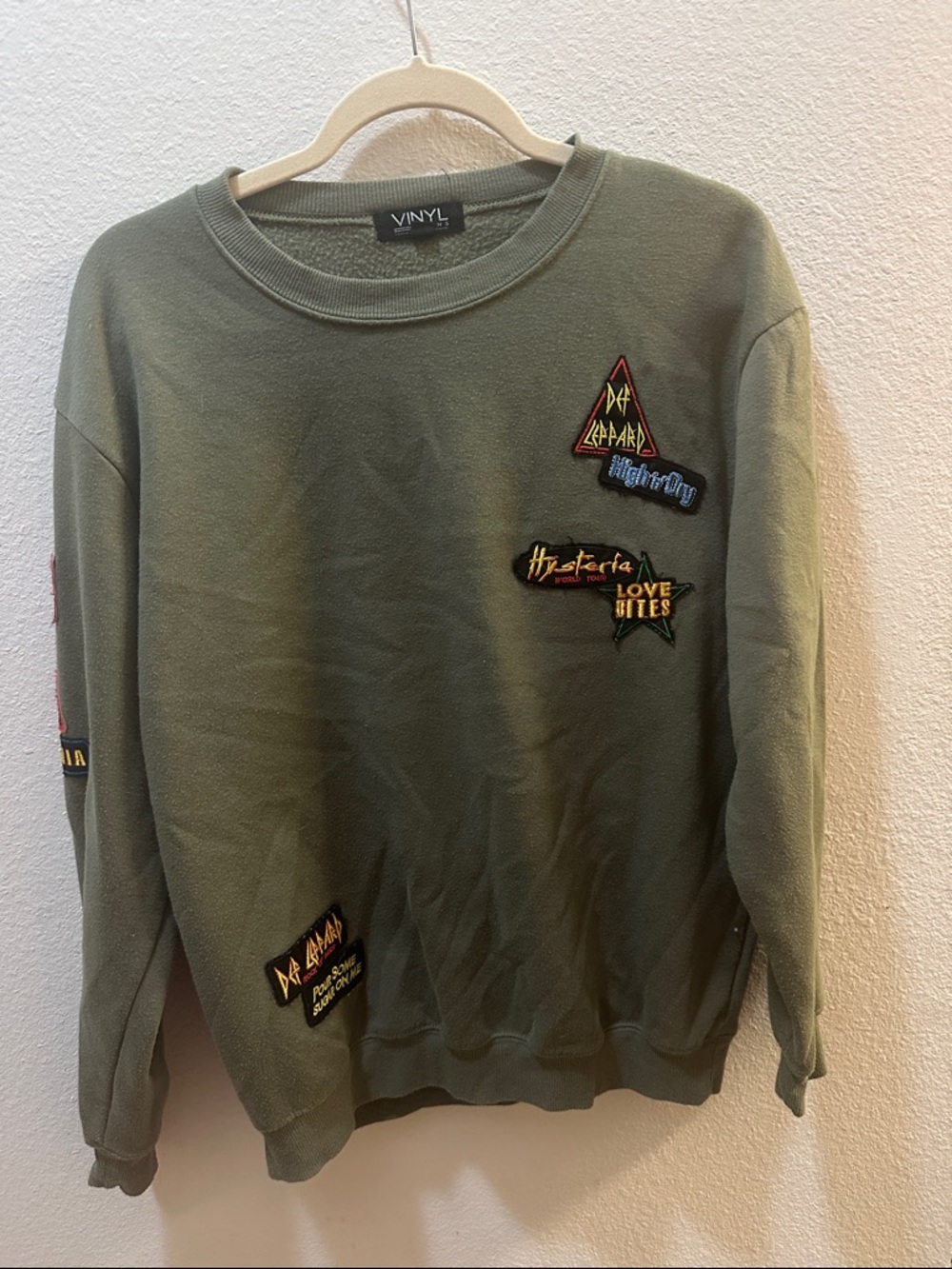 Def Leppard appliqué army green crewneck